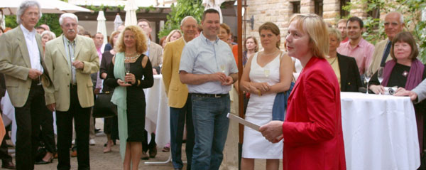 Die Gäste werden begrüsst.